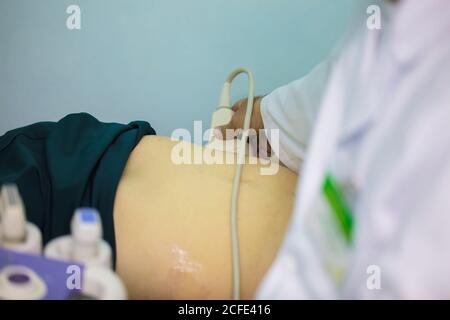 Der Arzt stellt eine Ultraschalldiagnose. Ultraschall der Nieren. Stockfoto