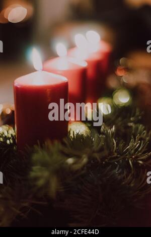 Deutschland, Bayern, Weihnachten, Stille Nacht, 24. Dezember, Weihnachtsfest, 4 brennende Kerzen Stockfoto