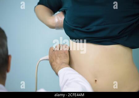 Der Arzt stellt eine Ultraschalldiagnose. Ultraschall der Nieren. Stockfoto