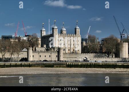 Ein Blick auf den Tower von London über die Themse Stockfoto