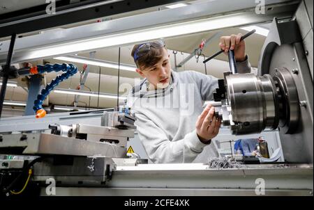 Remscheid, Nordrhein-Westfalen, Deutschland - Auszubildende in Metallberufen, hier in einem Werkzeugmaschinen-Ausbildungszentrum der Remscheid Stockfoto