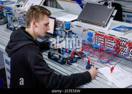 Remscheid, Nordrhein-Westfalen, Deutschland - Auszubildende in Metall- und Elektroberufen, ein Industriemechaniker montiert einen elektropneumatischen Stockfoto