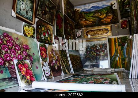 Bandung, Indonesien. September 2020. Gemälde werden in einem Wohnhaus in Jelekong Village in der Nähe von Bandung ausgestellt.die durchschnittlichen Preise für Gemälde reichen von IDR 50,000 bis IDR 250,000 (3.39 bis 16.94 Dollar) oder Sonderanfertigungen. Gemälde aus dem Dorf Jelekong wurden in verschiedene Regionen geschickt, vor allem auf die Insel Bali. Aufgrund der COVID-19 Pandemie haben Maler ihre Werke auf dem Online-Markt verkauft. Kredit: SOPA Images Limited/Alamy Live Nachrichten Stockfoto