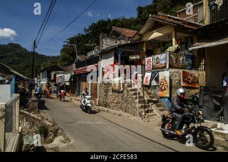 Bandung, Indonesien. September 2020. Ein Blick auf Kampung Lukis im Dorf Jelekong bei Bandung.die durchschnittlichen Preise reichen von IDR 50,000 bis IDR 250,000 (3.39 bis 16.94 Dollar) oder maßgefertigte Preise. Gemälde aus dem Dorf Jelekong wurden in verschiedene Regionen geschickt, vor allem auf die Insel Bali. Aufgrund der COVID-19 Pandemie haben Maler ihre Werke auf dem Online-Markt verkauft. Kredit: SOPA Images Limited/Alamy Live Nachrichten Stockfoto