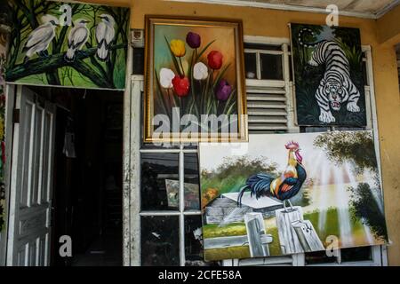 Bandung, Indonesien. September 2020. Gemälde sind in einem Haus im Dorf Jelekong in der Nähe von Bandung zu sehen.die durchschnittlichen Preise reichen von IDR 50,000 bis IDR 250,000 (3.39 bis 16.94 Dollar) oder maßgeschneiderte Preise. Gemälde aus dem Dorf Jelekong wurden in verschiedene Regionen geschickt, vor allem auf die Insel Bali. Aufgrund der COVID-19 Pandemie haben Maler ihre Werke auf dem Online-Markt verkauft. Kredit: SOPA Images Limited/Alamy Live Nachrichten Stockfoto