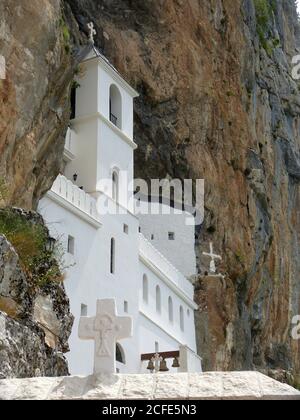 Ostrog ist das Kloster der Serbisch-Orthodoxen Kirche, das sich vor einem fast vertikalen Hintergrund einer großen Klippe befindet. Schöner weißer Tempel in den Bergen. Stockfoto