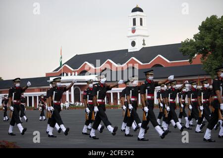 Dehradun, Uttarakhand/Indien- August 01 2020: IMA Passing Out Parade findet unter COVID-19 Schatten statt, Kadetten tragen Maske und halten soziale Distanc Stockfoto