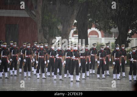 Dehradun, Uttarakhand/Indien - 15 2020. August: IMA führt Parade durch, Kadetten stehen im Regen. Stockfoto