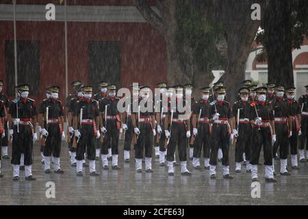 Dehradun, Uttarakhand/Indien - 15 2020. August: IMA führt Parade durch, Kadetten stehen im Regen. Stockfoto