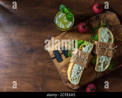 Ciabatta Sandwich mit truthahn, Salat, Tomaten, Käse auf einem Holzbrett. Stockfoto