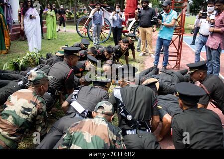 Dehradun, Uttarakhand/Indien - 15 2020. August: IMA (Indian Military Academy) Kadetten nach dem Passieren Parade, zum Ausdruck bringen Freude. Stockfoto