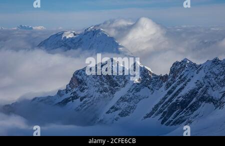 Blick von der Zugspitze im Winter nach Süden nach Italien, schneebedeckte Bergketten über hohen Nebel, Garmisch-Partenkirchen, Stockfoto