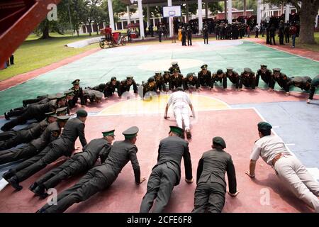 Dehradun, Uttarakhand/Indien - 15 2020. August: IMA (Indian Military Academy) Kadetten nach dem Passieren Parade, zum Ausdruck bringen Freude. Stockfoto