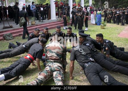 Dehradun, Uttarakhand/Indien - 15 2020. August: IMA (Indian Military Academy) Kadetten nach dem Passieren Parade, zum Ausdruck bringen Freude. Stockfoto