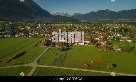 Luftbild Ortsrand Ohlstadt mit St. Laurentius Kirche und Felder im Frühjahr, Blick in Richtung Wettersteingebirge mit Alpspitze, Waxensteins Stockfoto