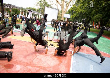 Dehradun, Uttarakhand/Indien - 15 2020. August: IMA (Indian Military Academy) Kadetten nach dem Passieren Parade, zum Ausdruck bringen Freude. Stockfoto