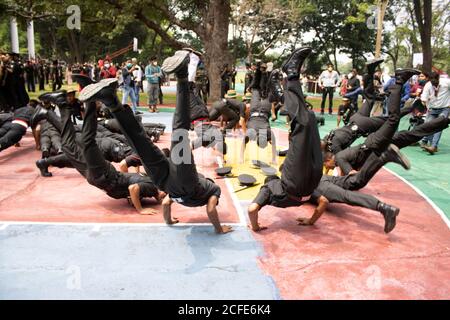 Dehradun, Uttarakhand/Indien - 15 2020. August: IMA (Indian Military Academy) Kadetten nach dem Passieren Parade, zum Ausdruck bringen Freude. Stockfoto