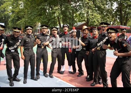 Dehradun, Uttarakhand/Indien - 15 2020. August: IMA (Indian Military Academy) Kadetten nach dem Passieren Parade, zum Ausdruck bringen Freude. Stockfoto