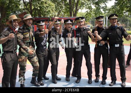 Dehradun, Uttarakhand/Indien - 15 2020. August: IMA (Indian Military Academy) Kadetten nach dem Passieren Parade, zum Ausdruck bringen Freude. Stockfoto