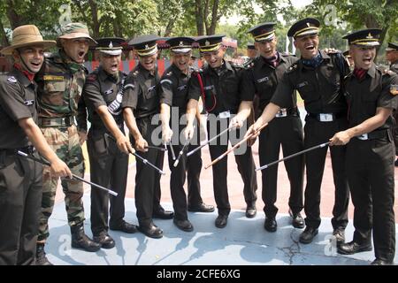 Dehradun, Uttarakhand/Indien - 15 2020. August: IMA (Indian Military Academy) Kadetten nach dem Passieren Parade, zum Ausdruck bringen Freude. Stockfoto