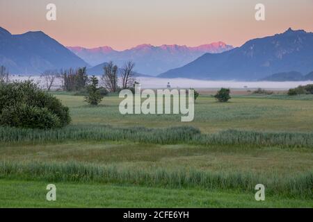 Murnauer Moos bei Sonnenaufgang gegen das Wettersteingebirge mit Alpspitze und Zugspitze, Estergebirge (links) und Ammergebirge (rechts), Witze von Stockfoto