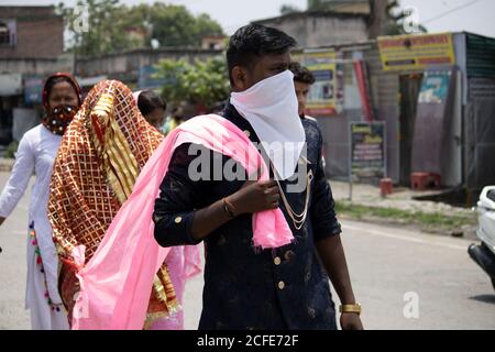 Dehradun, Uttarakhand/Indien - August 15 2020: Ein frisch verheiratetes Paar in covid 19 Pandemie, bedeckt ihr Gesicht. Stockfoto