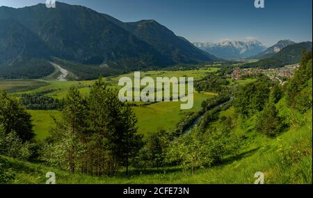 Loisach Blick bei Oberau gegen Wettersteingebirge mit Alpspitze, Waxenstones und Zugspitze (oben rechts), Estergebirge (links) und Ammer Stockfoto