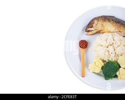 Makrele gebraten mit Chilisauce Thai-Stil Essen. Gesunde Ernährung. Makrelenfisch mit Karotte und Brokkoli auf weißem flachen Teller isoliert auf weißem Backgroun Stockfoto