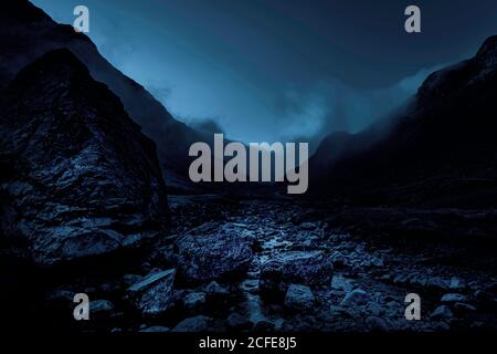 Honister Pass in Lake District, Cumbria, UK.Foggy Bergpass.Dunkles und dramatisches Landschaftsbild mit atmosphärischer Stimmung.Schlechtes Wetter in den Bergen. Stockfoto