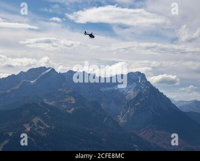 Helikopter über das Wettersteingebirge mit Alpspitze, Jubiläumsgrat, Zugspitze, Höllental und Waxensteinen, blauer Himmel, Wolken, Garmisch-Partenkirchen, Stockfoto