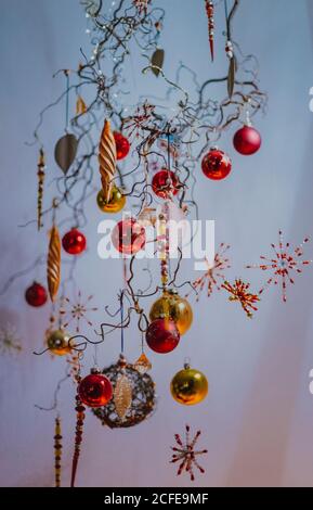 Deutschland, Bayern, Weihnachten, Stille Nacht, 24. Dezember, Weihnachtsfest, hängender Zweig mit weihnachtsdekoration, Stockfoto