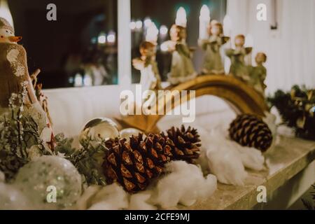 Deutschland, Bayern, Weihnachten, Stille Nacht, 24. Dezember, Weihnachtsfest, Baum, Abend, Dekoration und elektrische Kerze, Stockfoto