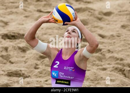 Timmendorfer Strand, Deutschland. September 2020. Anna-Lena Grüne (MTV 48 Hildesheim) peitscht bei den Deutschen Beachvolleyball-Meisterschaften den Ball. Die Meisterschaften, die mit 60000 Euro dotiert sind, finden vom 4. Bis 6. September im Timmendorfer Strand bei Lübeck für Damen- und Herrenmannschaften statt. Kredit: Frank Molter/dpa/Alamy Live Nachrichten Stockfoto