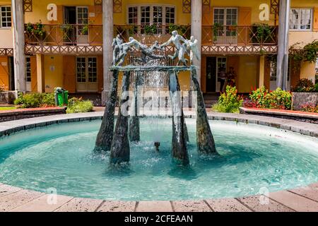 La Sculpture fontaine, Bronzestatue von Henri Maillot-Rosly, 1998, Rathaus, Salazie, Cirque de la Salazie, Réunion Island, Frankreich, Afrika, Inder Stockfoto