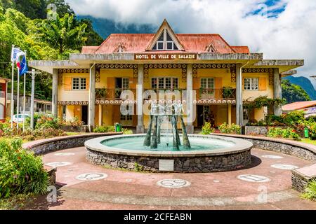 La Sculpture fontaine, Bronzestatue von Henri Maillot-Rosly, 1998, Rathaus, Salazie, Cirque de la Salazie, Réunion Island, Frankreich, Afrika, Inder Stockfoto