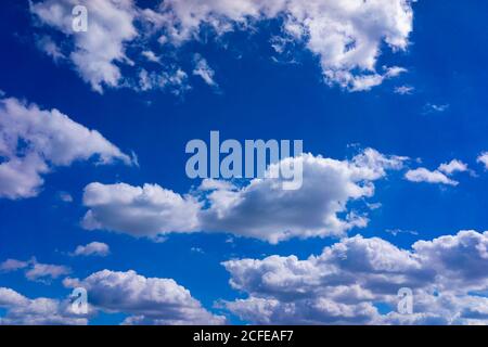 Cumulus Wolken an einem Sommertag Stockfoto