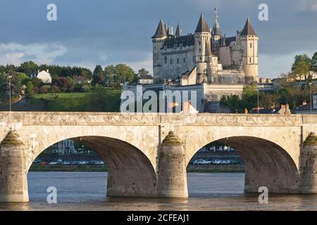 Schloss Saumur mit Brücke über die Loire Stockfoto