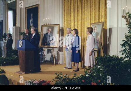 Jimmy Carter und Rosalynn Carter präsentieren die Porträts des Weißen Hauses von Gerald Ford und Betty Ford. Ca. 24 Mai 1978 Stockfoto