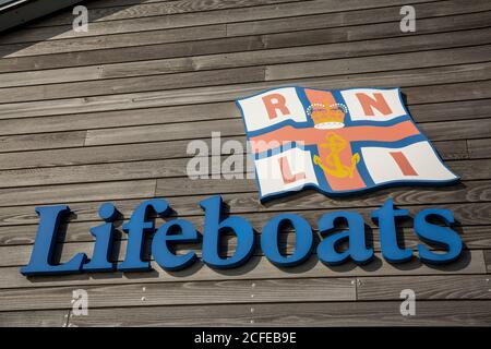 Southend-on-Sea - 24. März 2019. Ein Royal National Lifeboat Institution (RNLI) Schild an einer Holzwand an der Lifeboat Station in Southend Pier, Großbritannien. Stockfoto