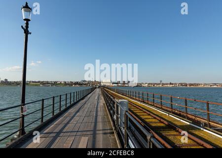 Southend-on-Sea, Essex, UK - März 24 2019: Eisenbahn für den Zug auf dem Pier. Stockfoto