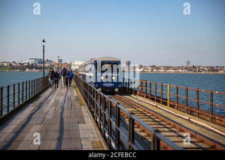 Elektrisch angetriebener Zug auf dem längsten Lustpier der Welt in Southend-on-Sea, 24. März 2019, Großbritannien. Stockfoto