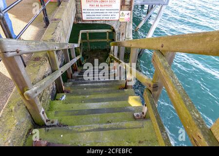 Holztreppe im See - führt ins kalte Wasser. Stockfoto