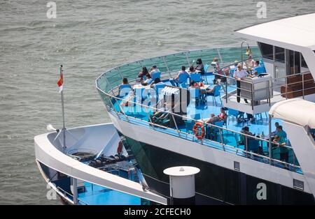 Düsseldorf, Nordrhein-Westfalen, Deutschland - Rheinuferpromenade in Zeiten der Coronapandemie, Passagiere auf dem Sonnendeck der MS Stockfoto