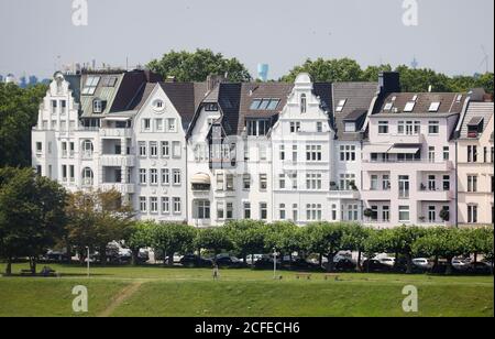 Düsseldorf, Nordrhein-Westfalen, Deutschland - Immobilien, Häuser am Rheinufer im Landkreis Oberkassel. Stockfoto