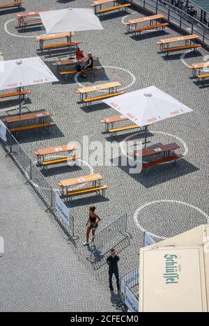 Düsseldorf, Nordrhein-Westfalen, Deutschland - Rheinpromenade in Zeiten der Coronapandemie, wenige Gäste in einem Biergarten am Burgplatz, Mitarbeiter Stockfoto