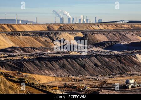 Jüchen, Nordrhein-Westfalen, Deutschland - RWE Braunkohlerevier Garzweiler, Rheinisches Braunkohlerevier. Im Hintergrund befinden sich die RWE-Kraftwerke Stockfoto