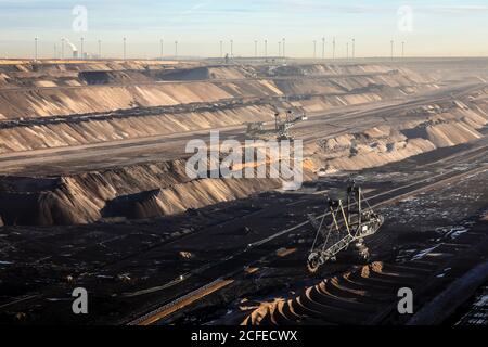 Jüchen, Nordrhein-Westfalen, Deutschland - Schaufelradbagger im RWE Braunkohlerevier Garzweiler, Rheinisches Braunkohlerevier. Es gibt Stockfoto