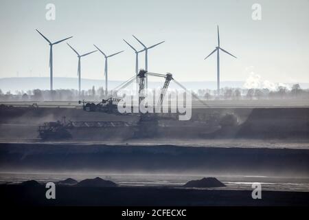 Jüchen, Nordrhein-Westfalen, Deutschland - Schaufelradbagger im RWE Braunkohlerevier Garzweiler, Rheinisches Braunkohlerevier. Es gibt Stockfoto