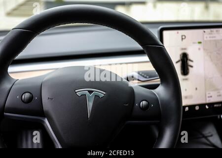 Deutschland - Tesla, Modell 3, Lenkrad mit Logo, Elektroauto. Stockfoto