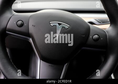 Deutschland - Tesla, Modell 3, Lenkrad mit Logo, Elektroauto. Stockfoto